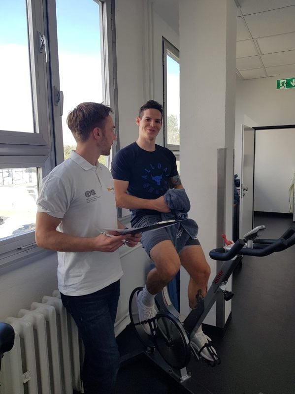 Am zweiten Tag musste Jannik Striepeke (r.) unter Aufsicht des Wissenschaftlichen Mitarbeiters Stephan Schulze auf den Ergometer.
