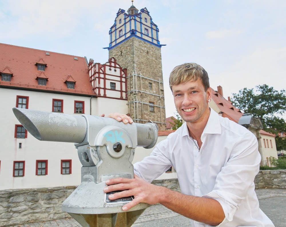 Zu den Lieblingsorten in Bernburg gehört für Andreas Petz die Aussichtsplattform oberhalb der Saale mit dem Schloss im Rücken.