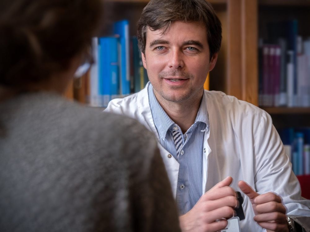 Dr. Tim Johannes Krause führt während der Psychotherapie viele Gespräche mit seinen Patienten.