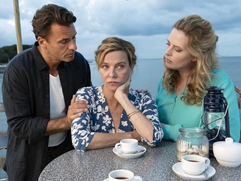 „Meine Mutter spielt verrückt” mit Diana Amft (r) Stephan Luca (l) und Margarita Broich (M) unterlag am Freitagabend dem ZDF-Krimi „Der Alte”. Foto: Martin Rottenkolber/ARD Degeto