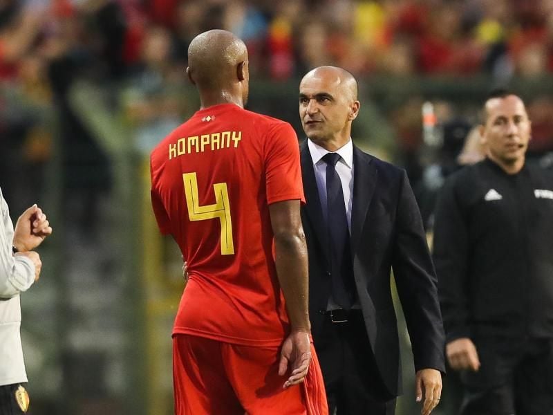 Vincent Kompany (L) und Nationaltrainer Roberto Martinez diskutieren am Spielfeldrand während eines Länderspiels. Foto: Bruno Fahy/BELGA