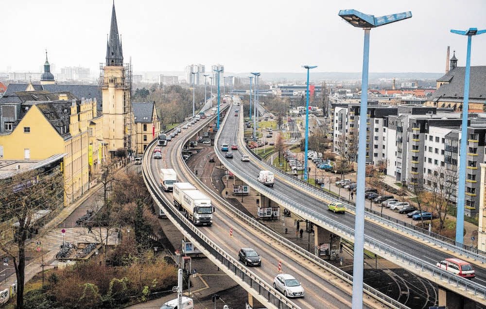 Blick in Richtung Westen über die Hochstraße in Halle. Links das Krankenhaus St. Elisabeth und St. Barbara.