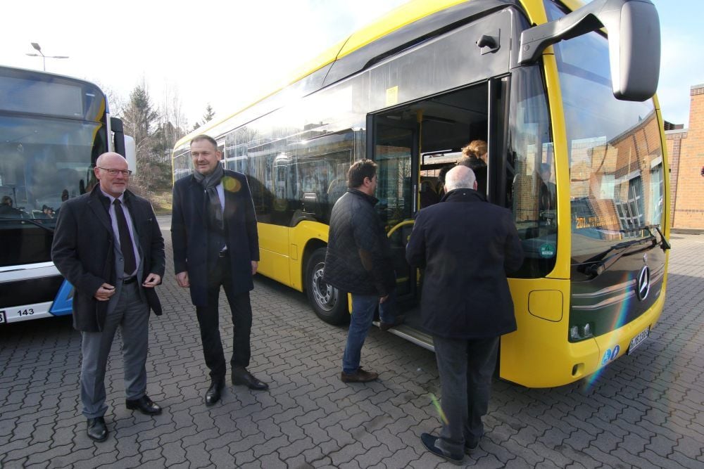 Die Harzer Verkehrsbetriebe dürfen zwei Wochen lang den gelben E-Bus aus Berlin testen.