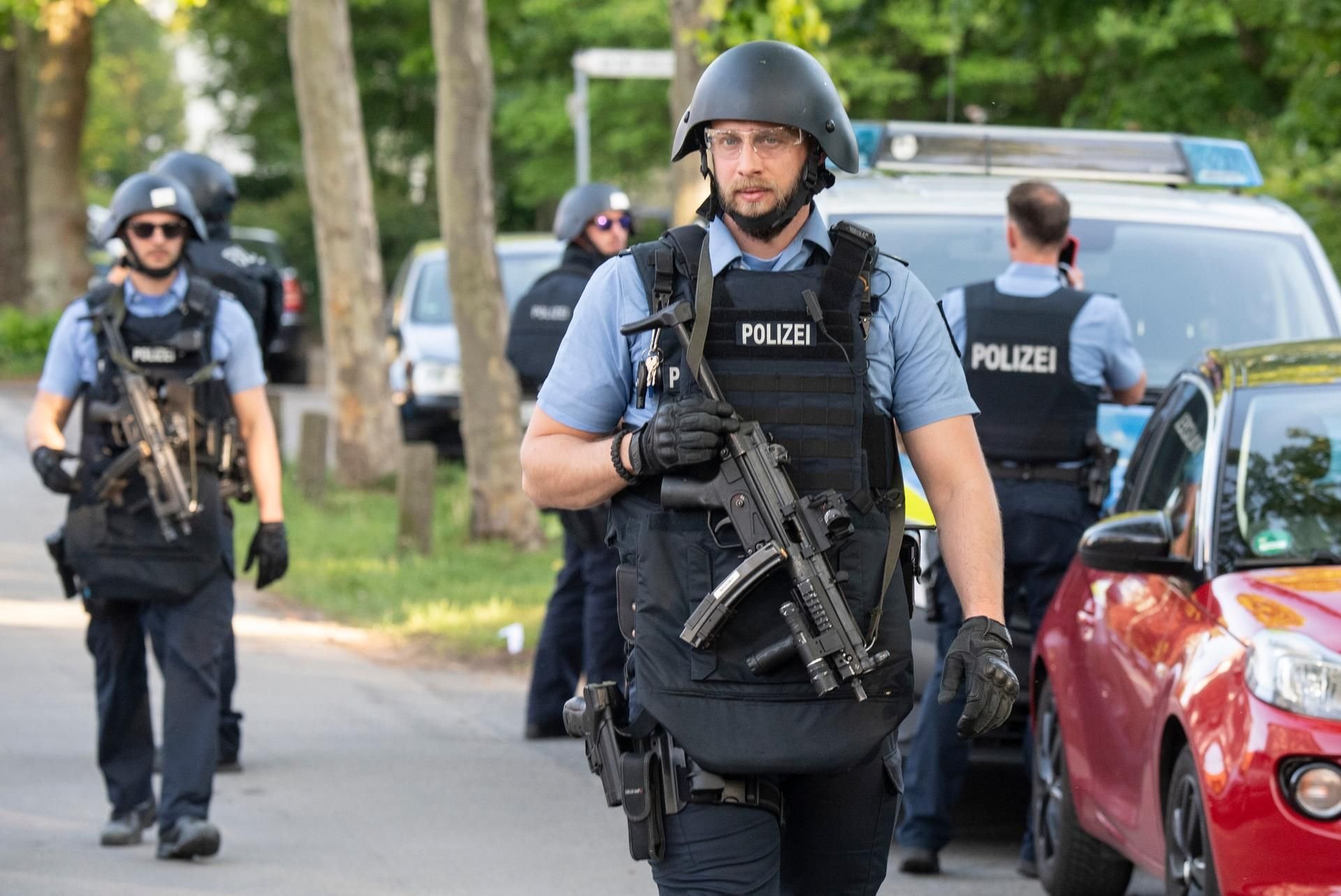 Schwer bewaffnete Polizisten sichern nach einer Schießerei ein Wohngebiet in Darmstadt-Kranichstein.