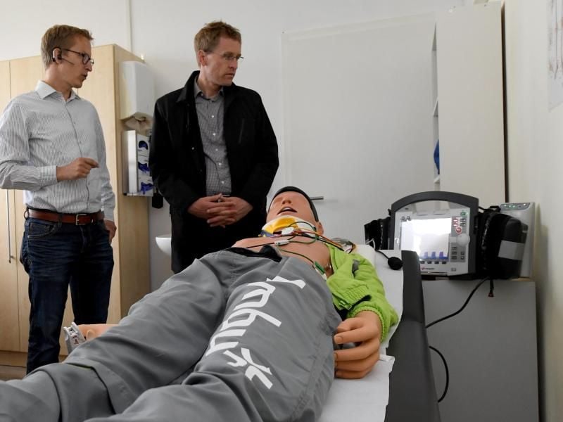 Daniel Günther (CDU, r), Ministerpräsident, spricht in der Telemedizin-Praxis auf der Hallig Langneeß mit Niels Renzig. Foto: Carsten Rehder