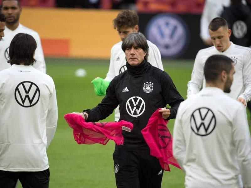 Bundestrainer Joachim Löw (M) im Kreise seiner Nationalspieler. Foto: Federico Gambarini