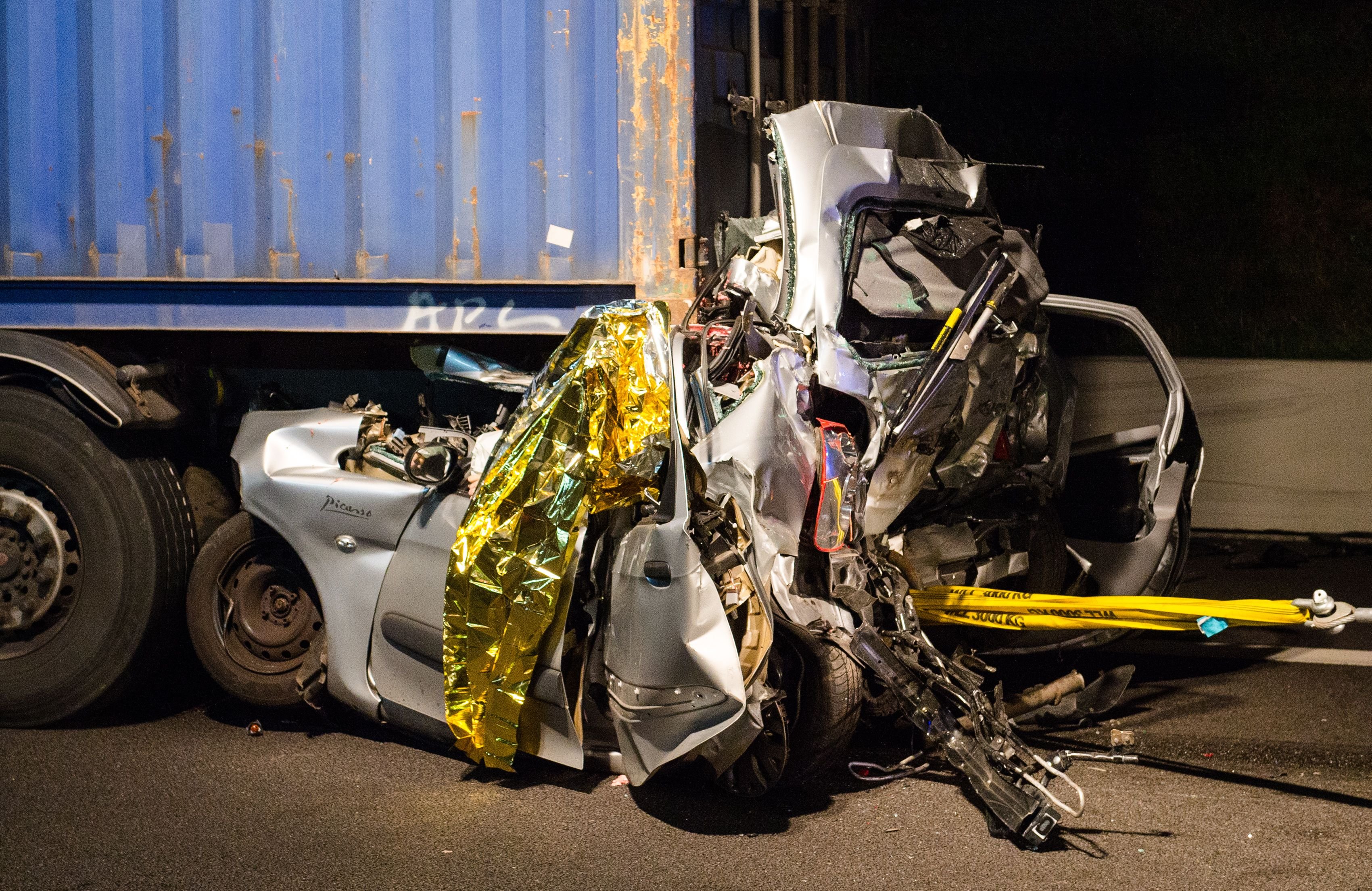 Der Kleinwagen wurde bei dem Unfall völlig zerstört.