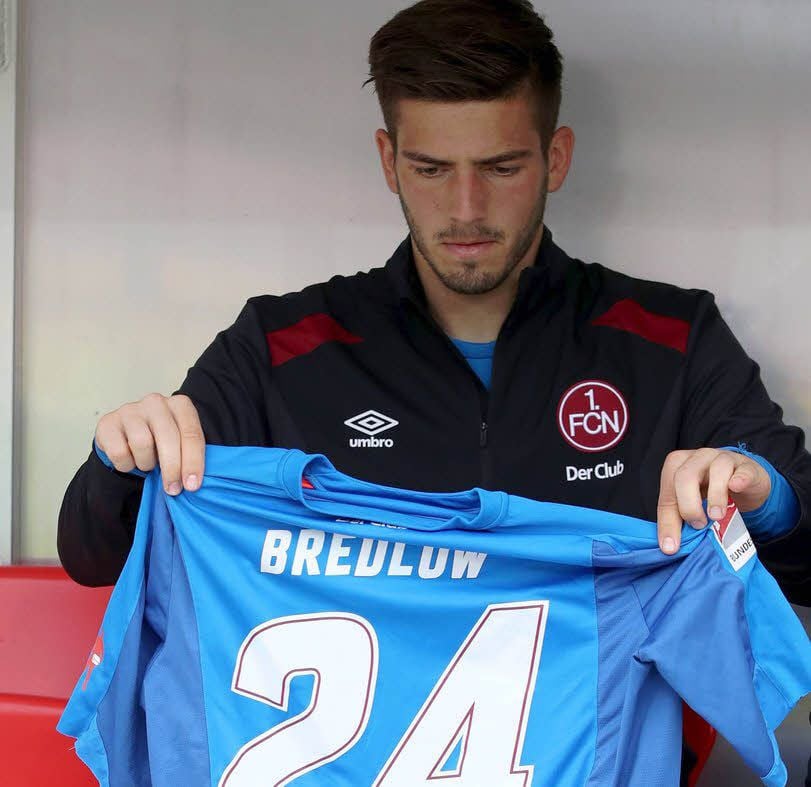 Fabian Bredlow sieht skeptisch auf sein Trikot mit der Nummer 24.