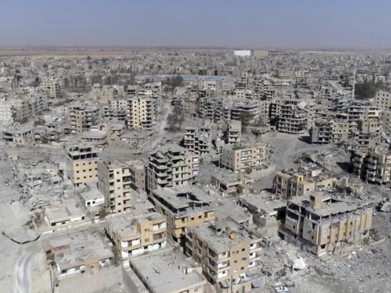 Eine im Kampf gegen den IS völlig zerstörte Stadt in Syrien. Im Norden Syriens sollen zurzeit mindestens 15 deutsche Frauen in Haft sein, die sich der Terrormiliz IS angeschlossen hatten. Foto: Gabriel Chaim/AP