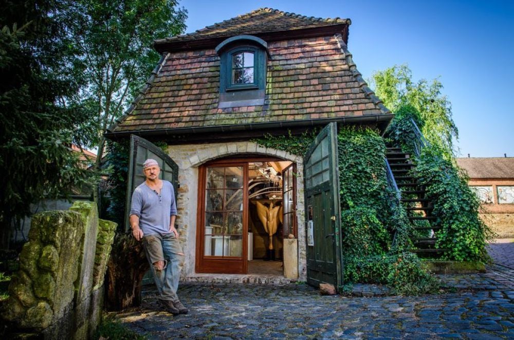 Im ehemaligen Haus der Feuerwehr richtete Roland Lindner vor Jahren seine erste Werkstatt ein. Heute beherbergt sie einige seiner Kunstwerke.