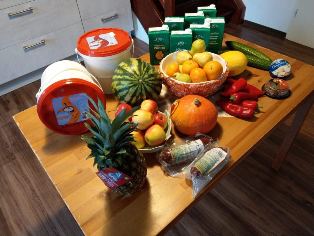 Ein Teil der Lebensmittelspenden für das Kinder- und Jugendhilfswerk, zu denen frisches Obst, Gemüse und Joghurt gehörten. Sie ermöglichten noch einen Extra-Salat und Wege zum Einkauf einzusparen.
