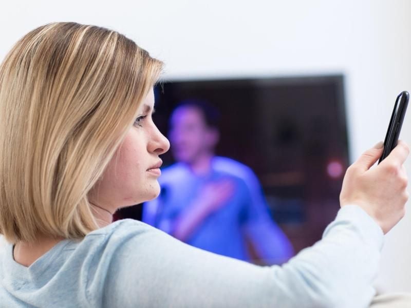 Wer ist hier die Nummer eins? - Das Smartphone und andere Mobilgeräte stehlen dem Fernseher immer öfter die Show. Foto: Christin Klose