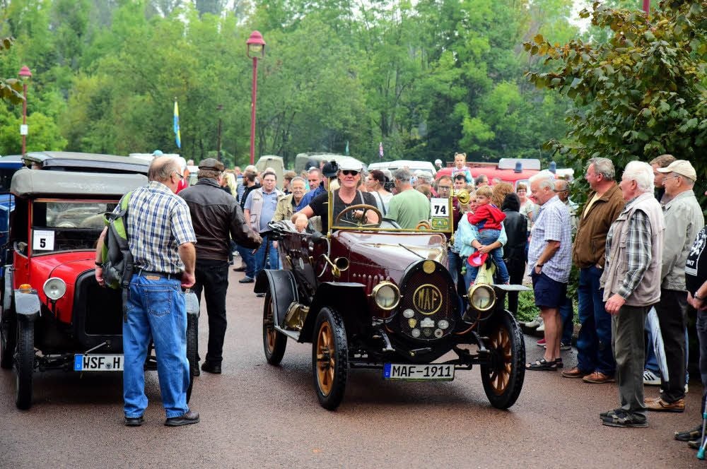 Auf dem Parkplatz am Weißenfelser Töpferdamm ist am Samstag richtig viel los. Tolle historische Fahrzeuge sind zu bestaunen.