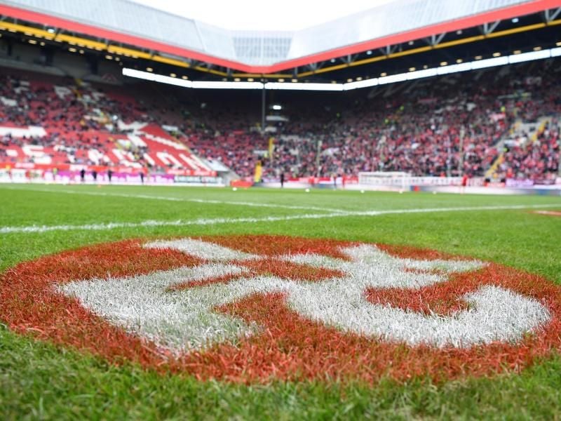 Finanziell angeschlagen: Der 1. FC Kaiserslautern - nun naht Rettung. Foto: Uwe Anspach