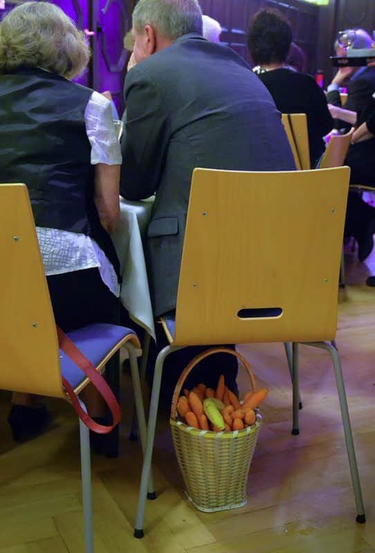 Streng geheim ist noch die Überraschung von SPD-Politiker Eberhard Brecht, der unter seinem Stuhl einen Korb voller Möhren - samt einer Banane - versteckt hat. Auch andere Gäste hatten nützliche Sachen dabei. Ein Insektenhotel zum Beispiel.