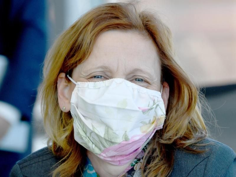 Karin Prien, die Bildungsministerin von Schleswig-Holstein, mit Maske. Foto: Carsten Rehder/dpa/Archivbild