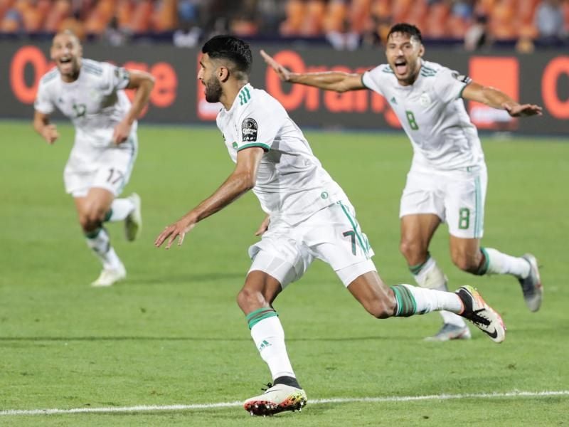 Riyad Mahrez (M) schoss Algerien ins Finale des Afrika-Cups. Foto: Oliver Weiken