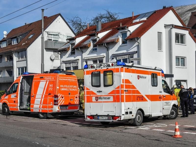 Einsatzkräfte von Rettungsdiensten und Polizei stehen vor dem Haus in Esslingen, in dem mehrere Tote gefunden wurden. Foto: Sven Kohls