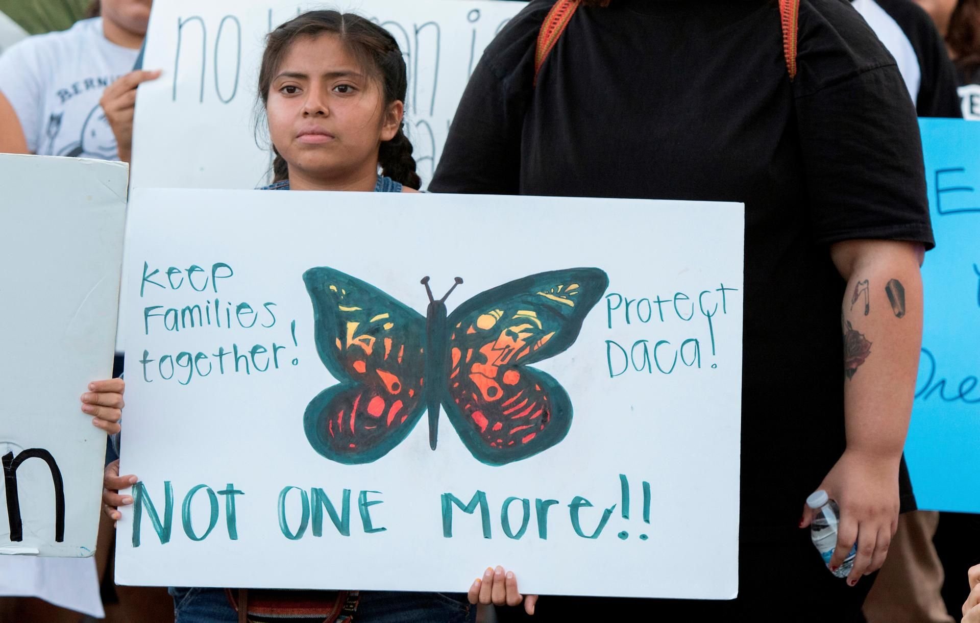 In den USA gehen derzeit Menschen auf die Straßen um gegen den drohenden Entzug des vorläufigen Bleiberechts für junge Migranten zu demonstrieren.