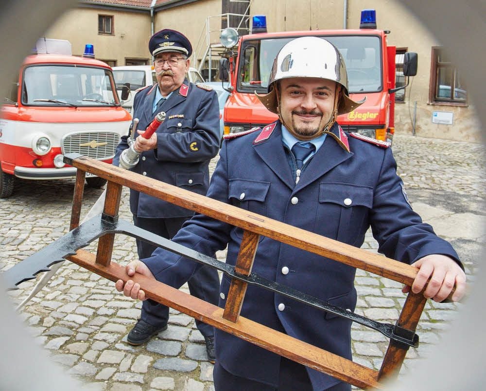 Gerd Künzel (von links) und Torsten Gerbeth von der Freiwilligen Feuerwehr Nienburg freuen sich auf das Jubiläumsfest.