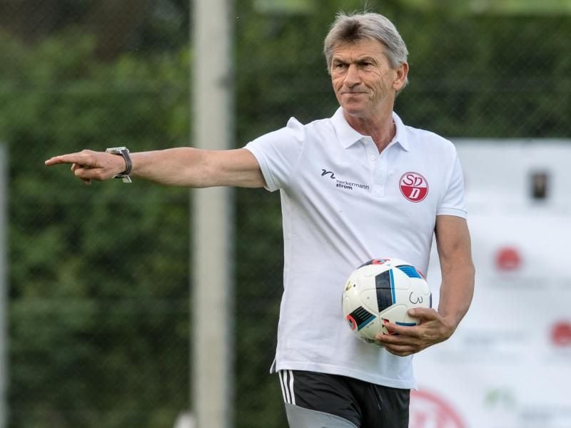 Klaus Augenthaler trainiert den Landesligisten SV Donaustauf. Foto: Armin Weigel