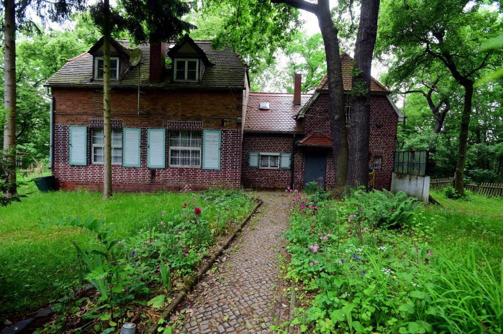 Dieses Haus am Eichberg wird versteigert.