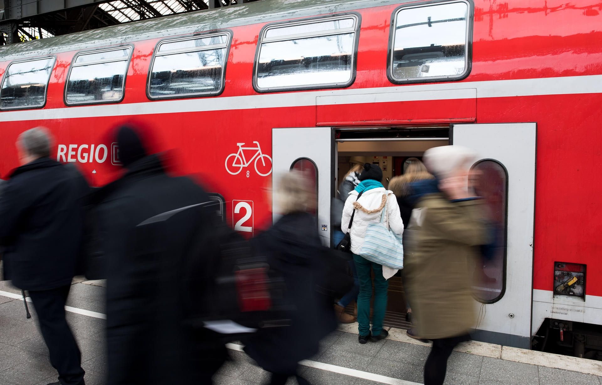 Ein Regionalzug am Kölner Hauptbahnhof.