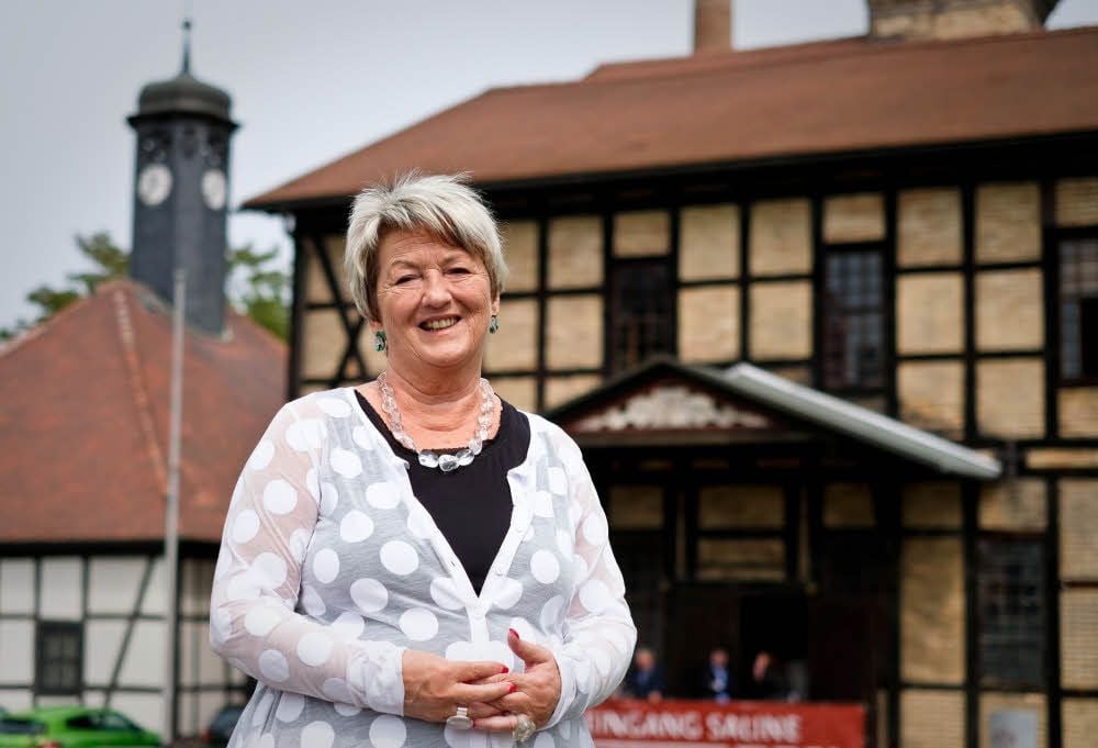 Helga Schubert steht vor dem Saline-Museum. Im Festsaal wurde sie kürzlich in den Ruhestand verabschiedet.