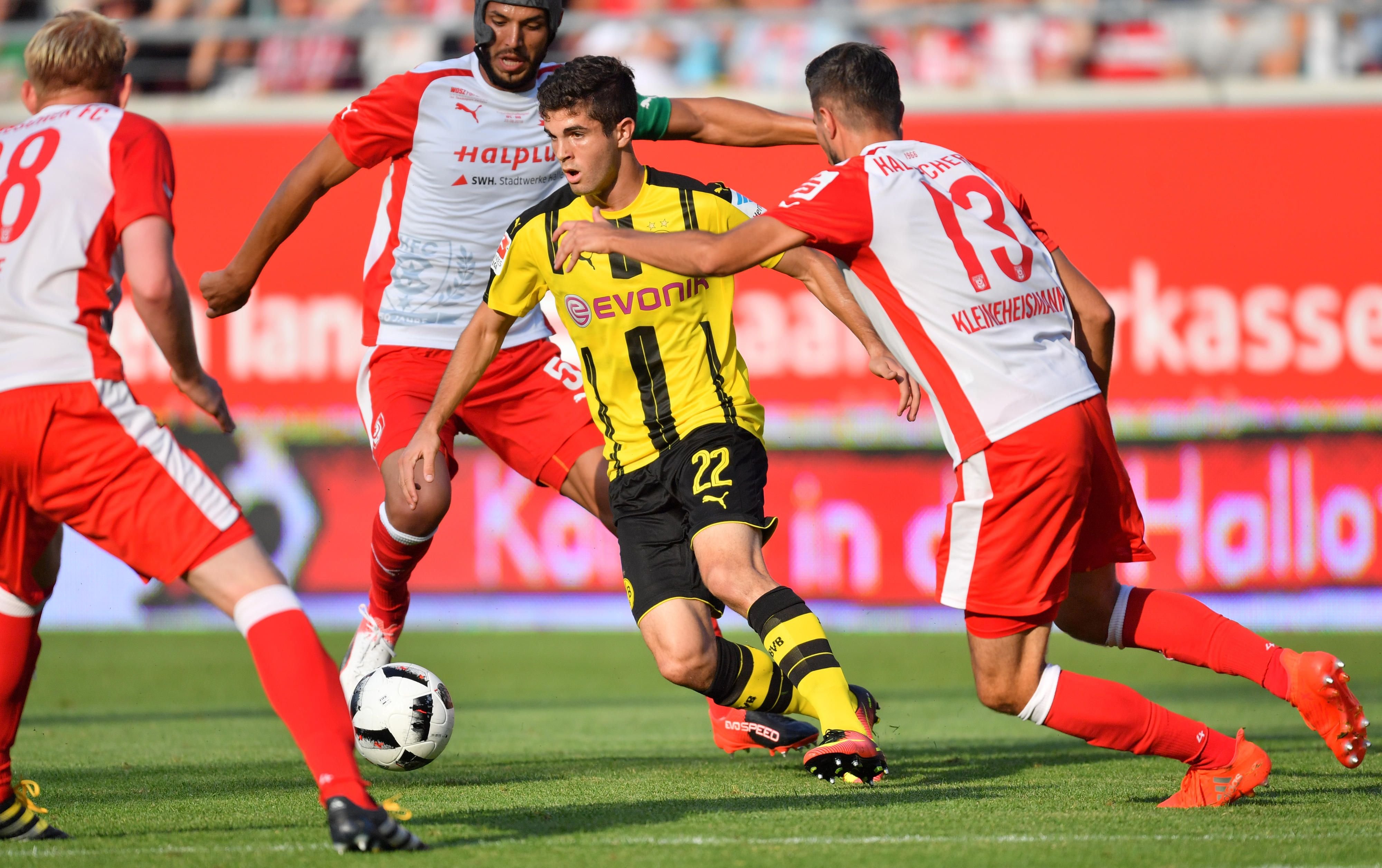 Dortmunds Christian Pulisic ist umringt von Halles Tobias Müller, Klaus Gjasula und Stefan Kleineheismann.