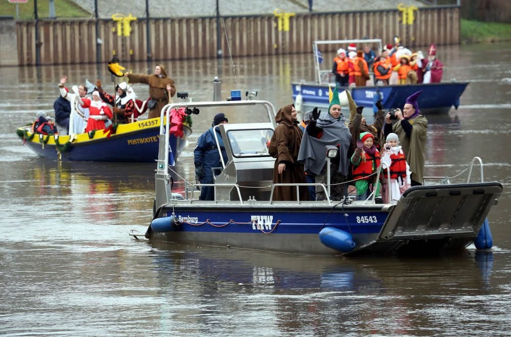 Sechs Boote schipperten am Samstagmittag die Saale hinab und eröffneten damit traditionell die Bernburger Klosterweihnacht.