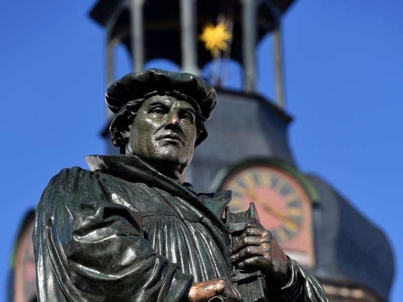 Ein Denkmal Martin Luthers in Eisleben. Foto: Hendrik Schmidt