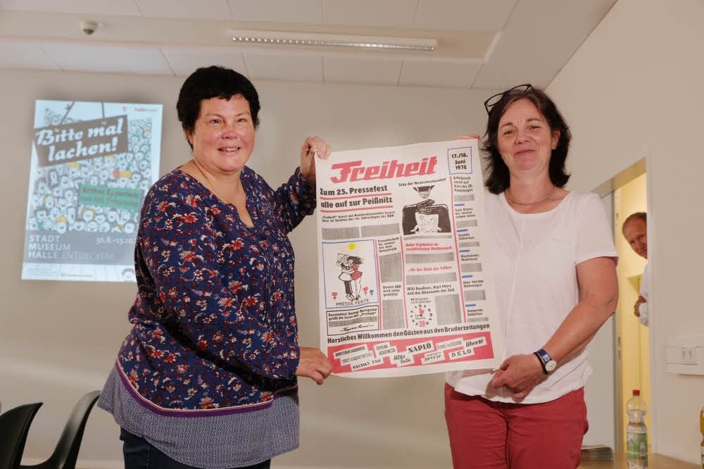 Museumschefin Jane Unger (l.) und Kuratorin Ute Fahrig präsentieren ein Exponat der Epper-Ausstellung: ein Souvenirtuch zum Pressefest 1978.