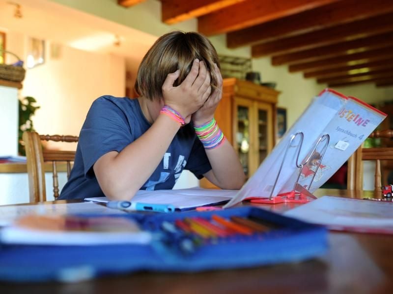 Leiden Schüler unter Kopfschmerzen, sind oft Schlafmangel oder seelischer Stress dafür verantwortlich. Foto: Julian Stratenschulte