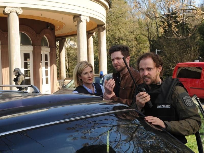 Mit einem unguten Gefühl beobachten Martina Seiffert (Astrid M. Fünderich) und Jo Stoll (Peter Ketnath, M) wie der Einsatzleiter des SEKs (Lukas Ullrich) seine Männer instruiert. Foto: ZDF/Markus Fenchel studiofenchel@web