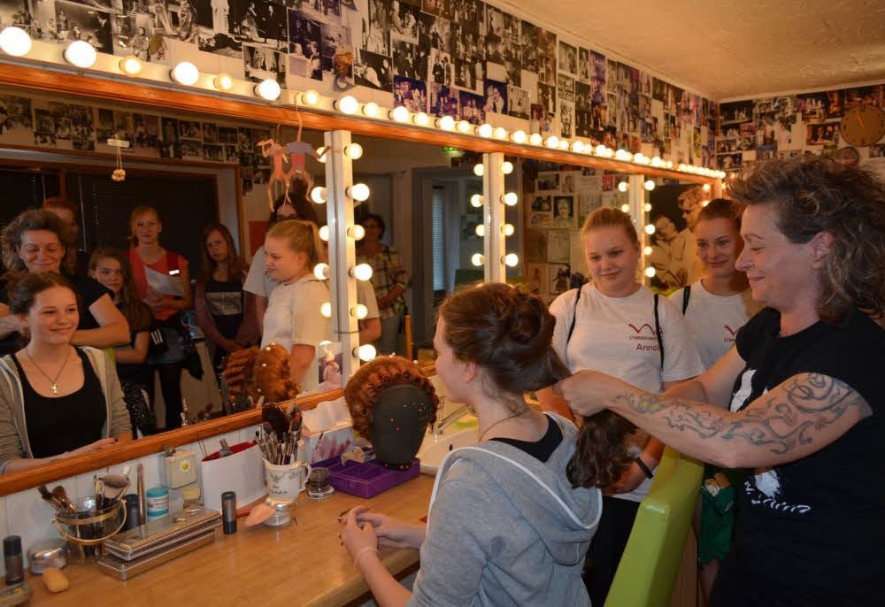 Lara Marquardt (15 Jahre) von der Sekundarschule Mansfeld hat sich für die Workshops Maske, Rap und Tanz eingetragen. Sie wird von der Maskenbildnerin Simone Gratzke professionell gestylt.