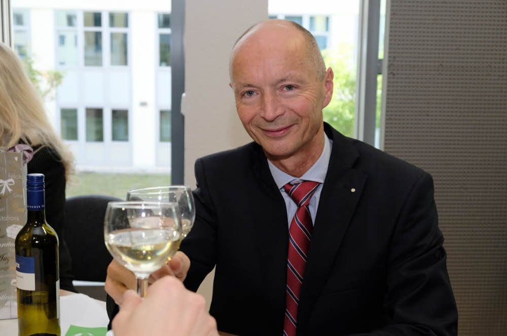 Anstoßen auf ein gelungenes Berufsleben: Ulrich Meyer-Bockenkamp wurde als Präsident des Verwaltungsgerichts verabschiedet.