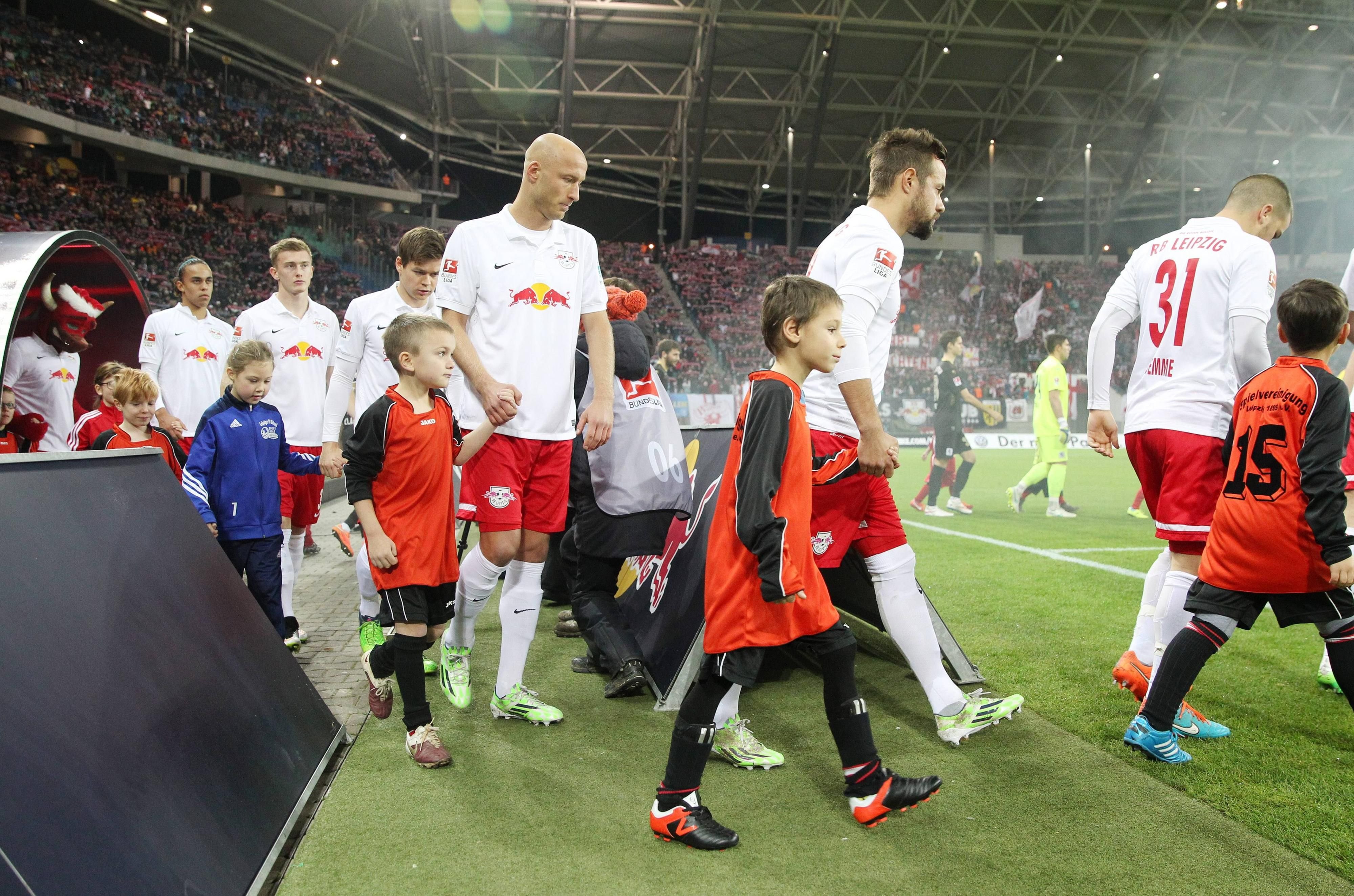 Einmal in der Red Bull Arena mit den Stars auflaufen - ein Traum, der jetzt für elf Kinder wahr wird. Das Bild zeigt Einlaufkinder beim Spiel von RB Leipzig gegen 1860 München in der Zweiten Liga.
