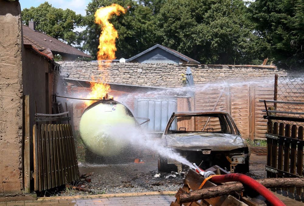Großwirschleben ist knapp an einer Explosion vorbei geschrammt. In der Nacht zum Sonntag war ein Gas-Tank in Brand geraten.
