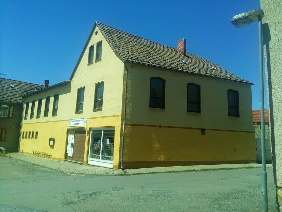 Im Erdgeschoss des Hauses in der Reichestraße 70 in Badeborn befindet sich ein Ladenlokal, im ersten Geschoss ein Tanzsaal.
