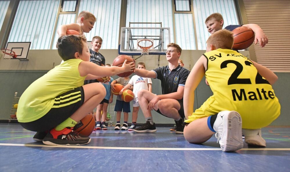 Tarik Lorenz (Mitte) trainiert während seines FSJ die Nachwuchs-Basketballer beim SV Zörbig.
