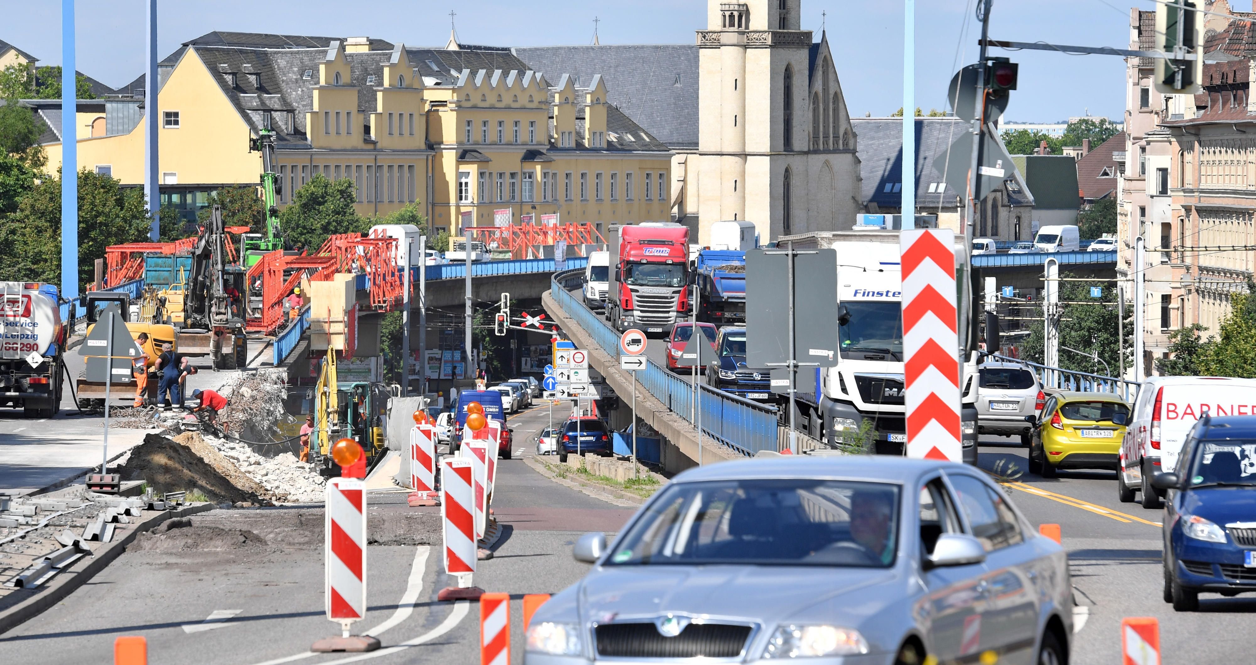 Bauarbeiten laufen an der südlichen Hochstraßenbrücke im Zentrum von Halle/Saale.