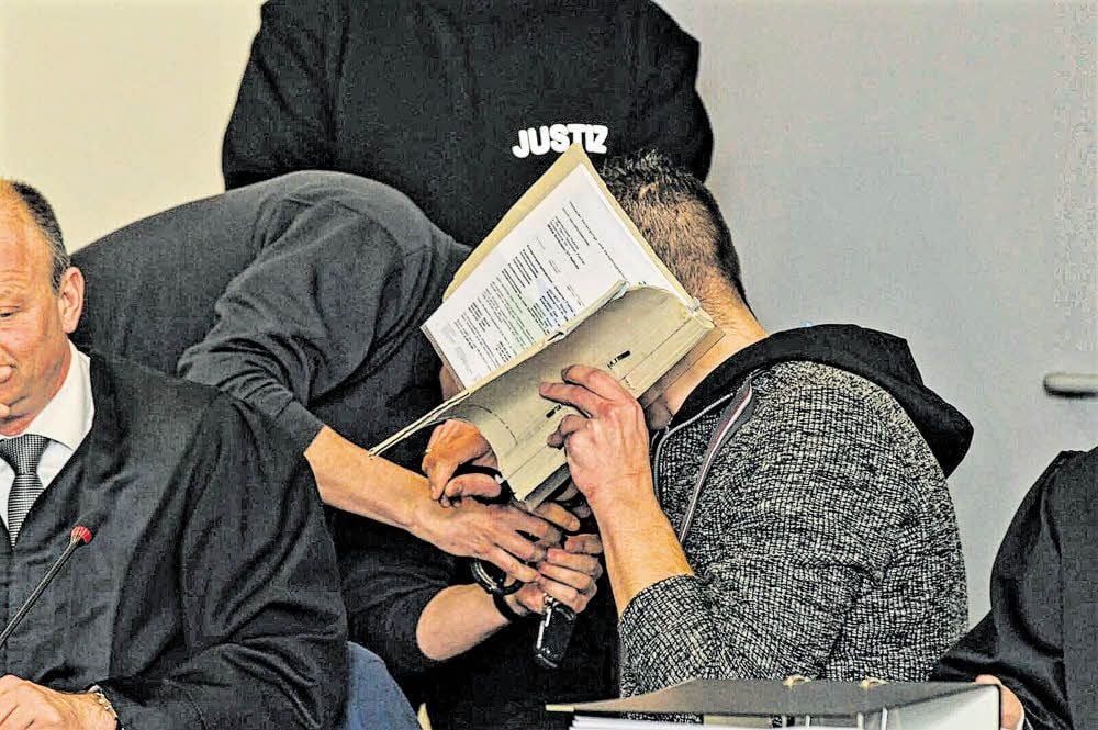 Justizangestellte nehmen den Angeklagten Sebastian F. die Handschellen im Gerichtssaal ab.