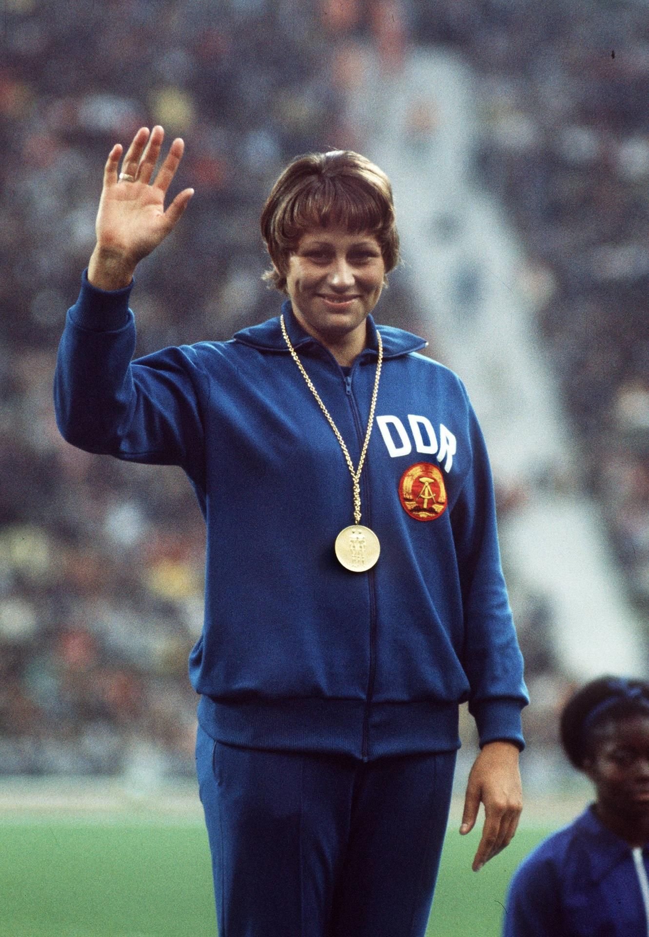 DDR-Sprintstar Renate Stecher strahlt bei der Siegerehrung über Olympia-Gold 1972.