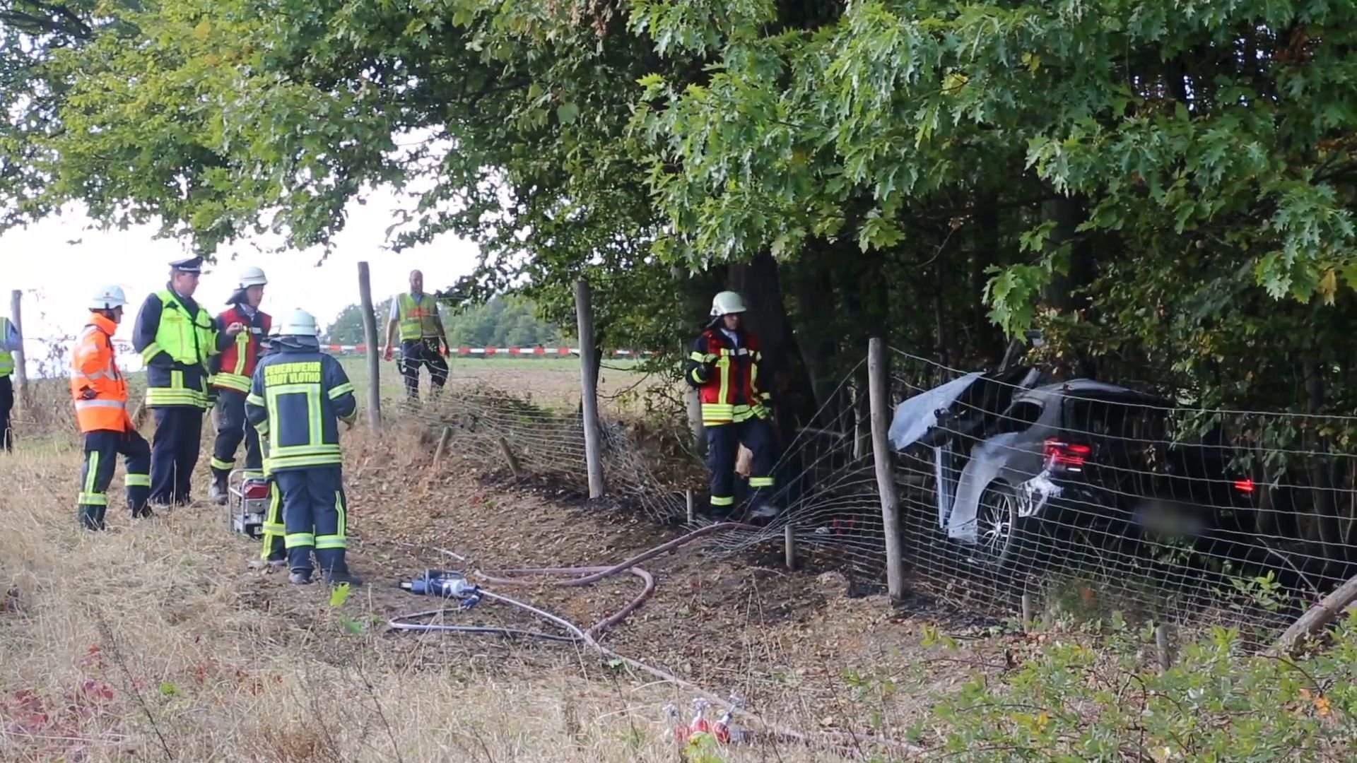 Rettungskräfte stehen an der Unfallstelle an der A 2 bei Vlotho-West.