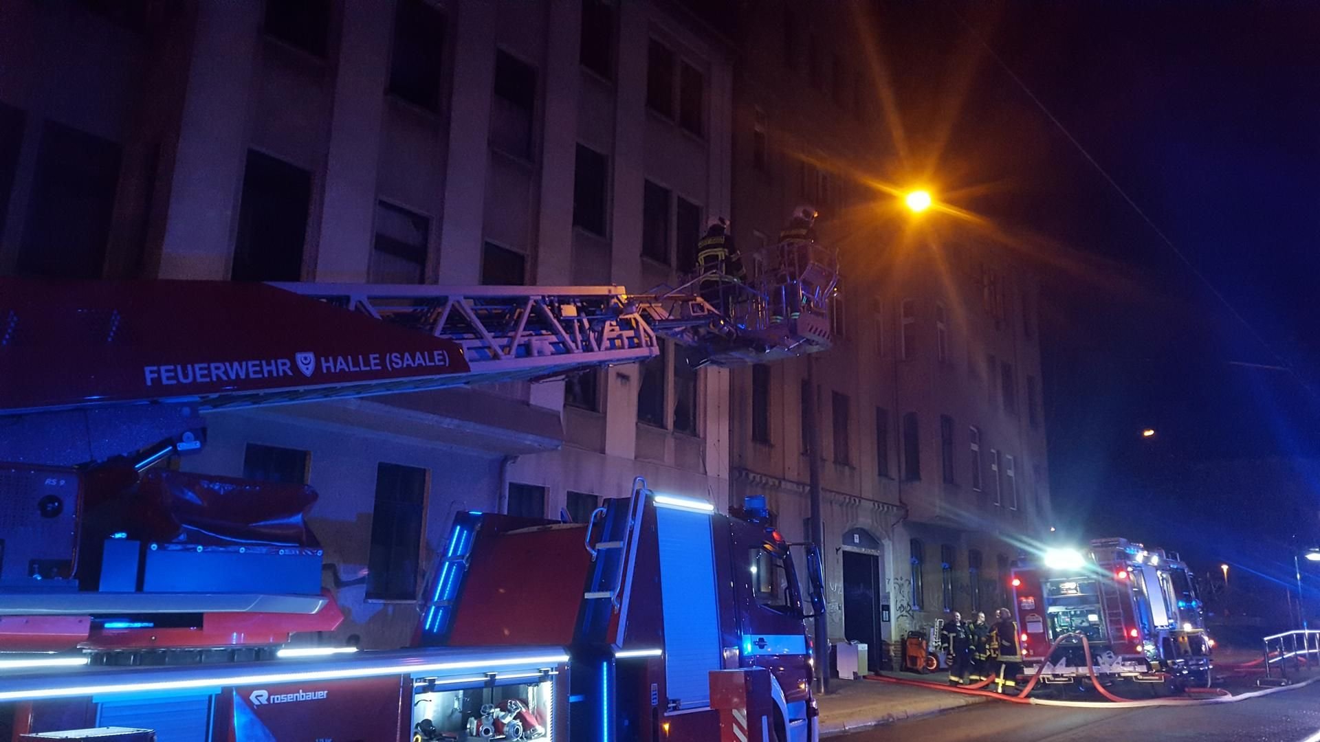 Die Feuerwehr war am Mittwochabend mit einem Großaufgebot in der Berliner Straße in Halle.