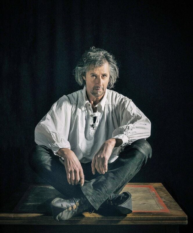 Sänger und Musiker Klaus Adolphi schlüpft in die Rolle des Francois Villon.
