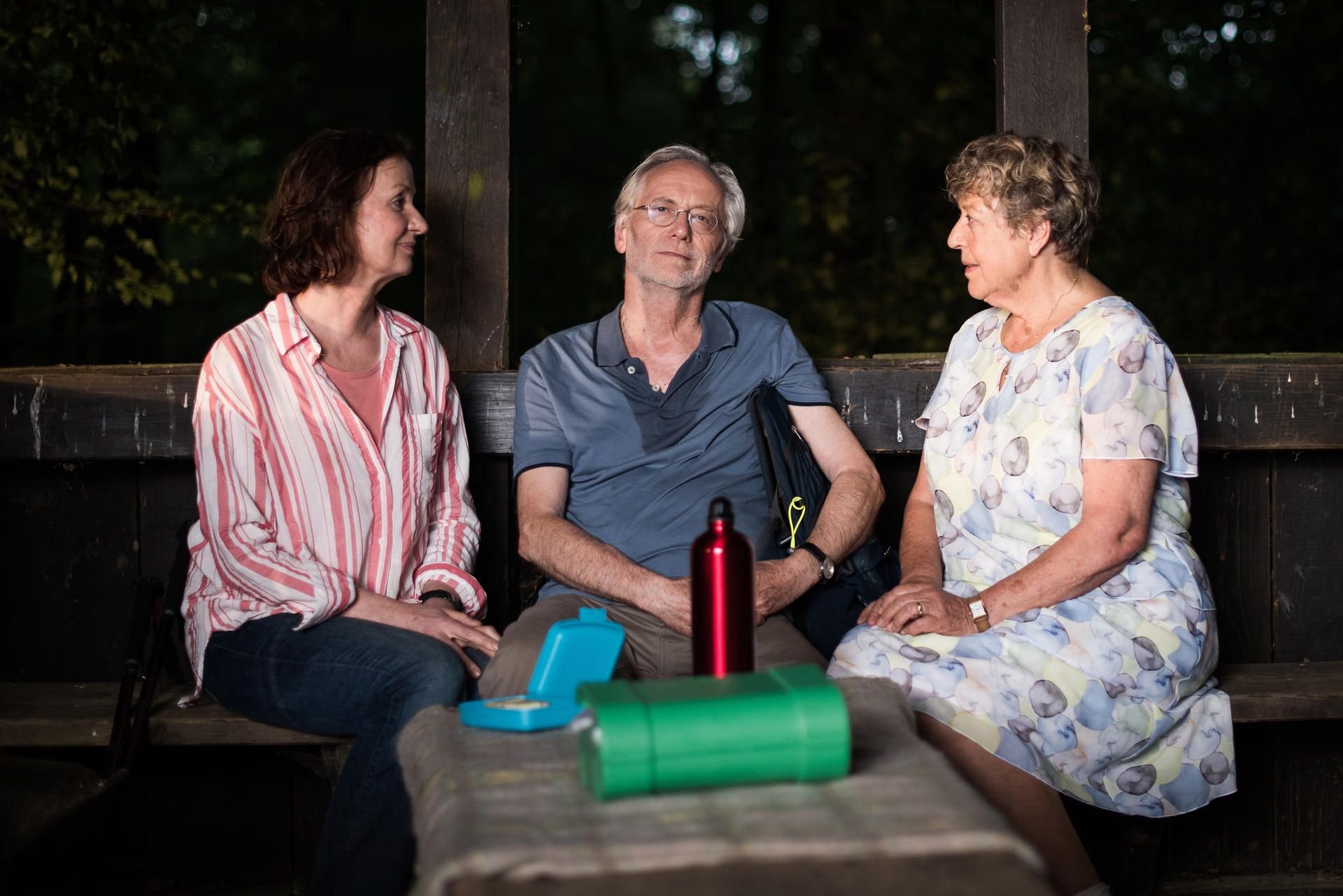 Hans Beimer genießt seine letzten Momenten mit Anna und Helga (re.).