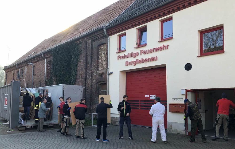Bei der Ausräumaktion im Mehrzweckhaus in Burgliebenau wurde eine Menschenkette gebildet.