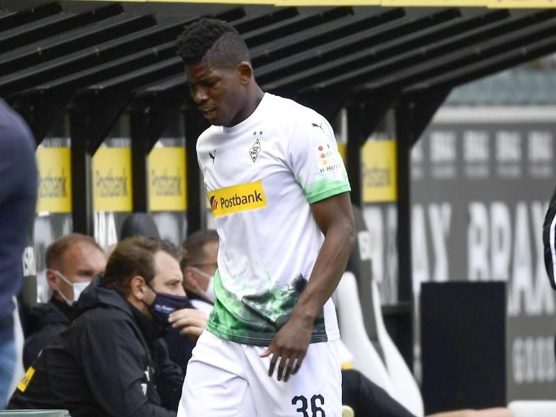 Mönchengladbachs Schweizer Stürmer Breel Embolo hat sich verletzt und fällt aus. Foto: Ina Fassbender/AFP-Pool/dpa
