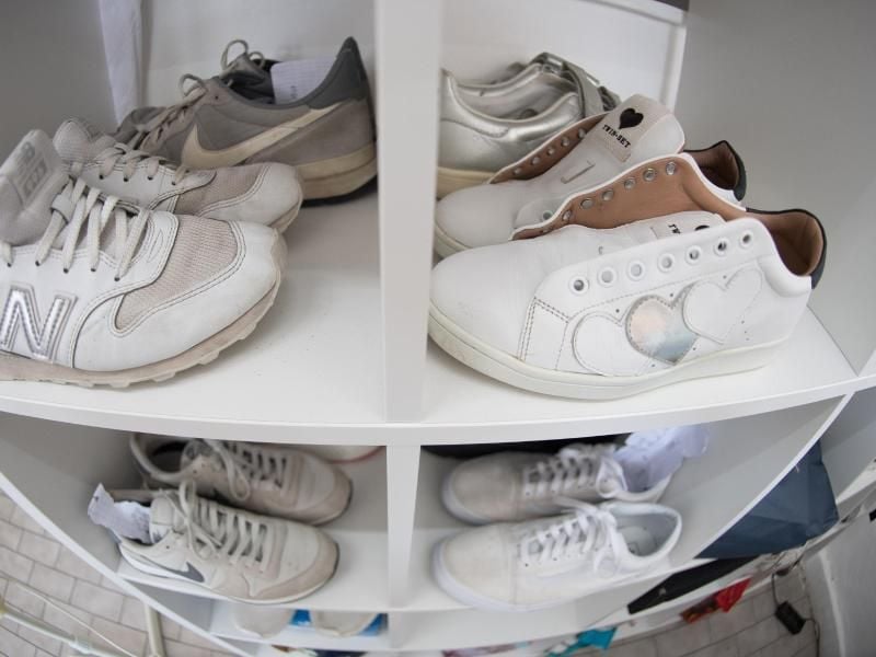 Sneaker-Schuhe stehen in einem Regal. Foto: Swen Pförtner